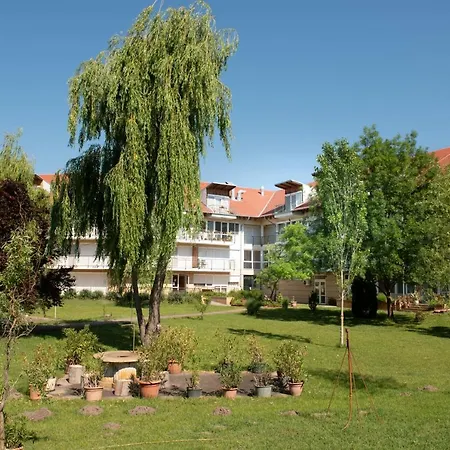 Sunny Apartman * Cserkeszolo